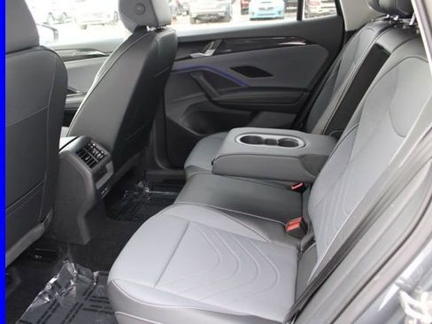 Used 2025 Volkswagen Tiguan SE image 23