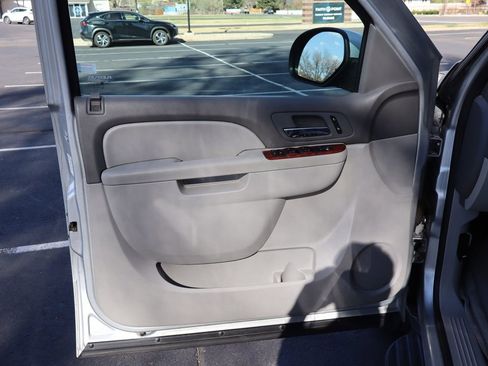 Used 2013 Chevrolet Suburban LT image 25