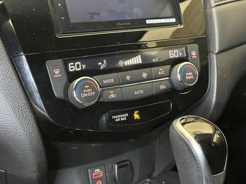 Used 2017 Nissan Rogue SV AWD/4WD image 29