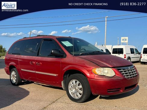 Used 2006 Chrysler Town & Country Touring w/ Leather Interior Group FWD image 3