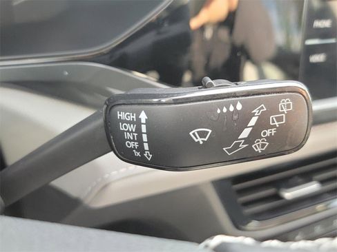 Used 2022 Volkswagen Taos SEL image 17