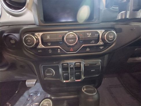 Used 2022 Jeep Gladiator Overland image 18