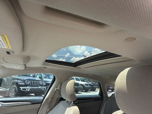 Used 2017 Ford Fusion SE FWD image 17