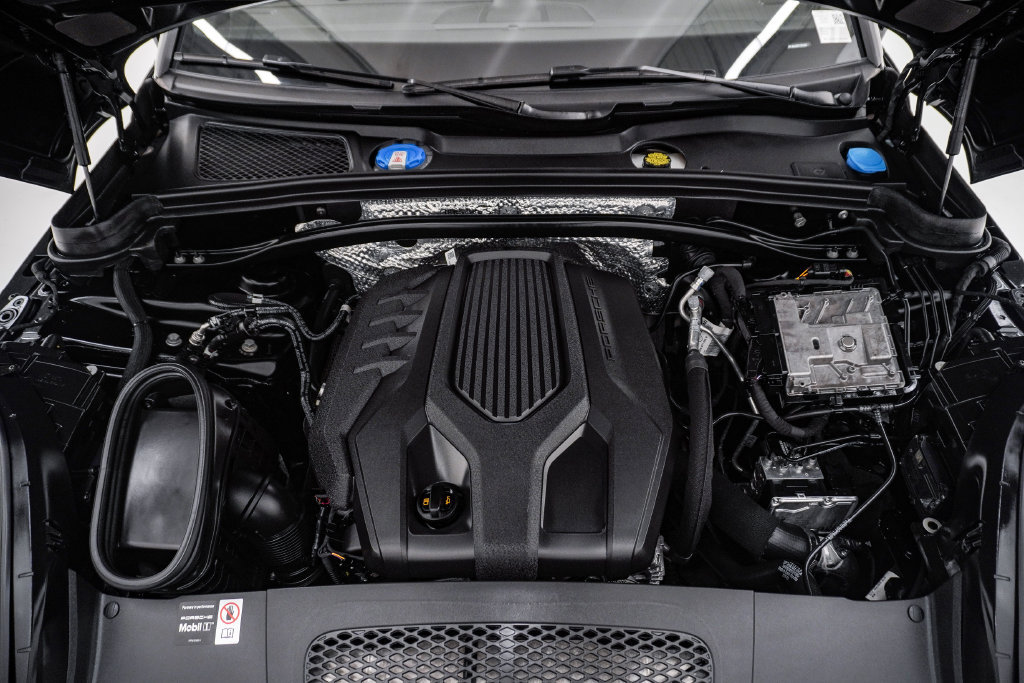 Certified 2026 Porsche Macan AWD/4WD image 28