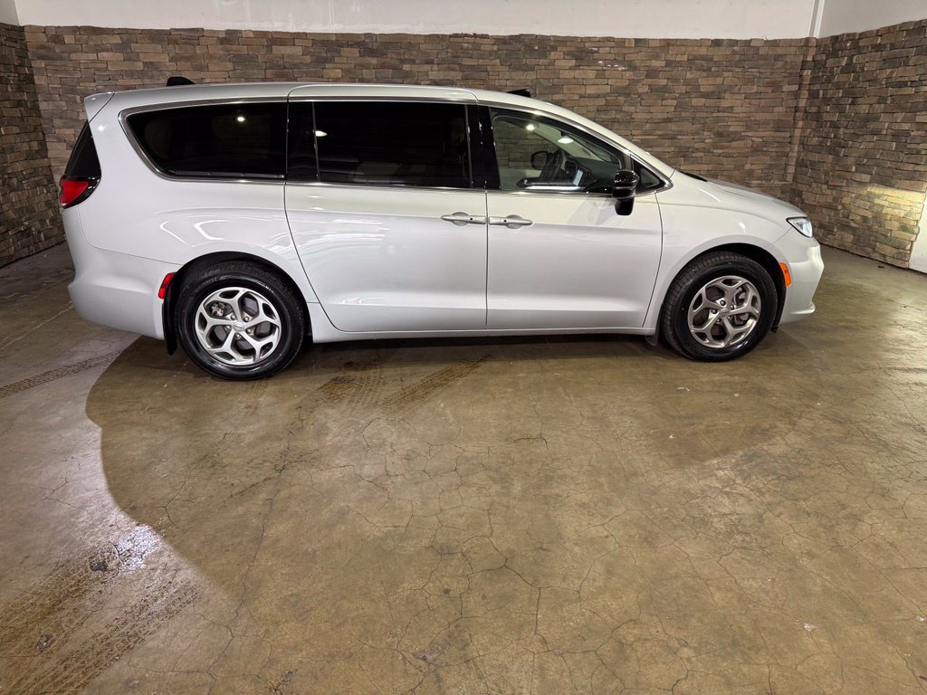 Used 2024 Chrysler Pacifica Limited AWD/4WD image 10