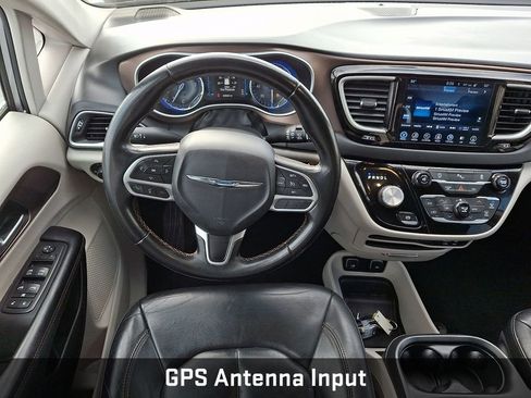 Used 2017 Chrysler Pacifica Touring-L image 15