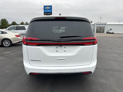 New 2026 Chrysler Pacifica Select image 12