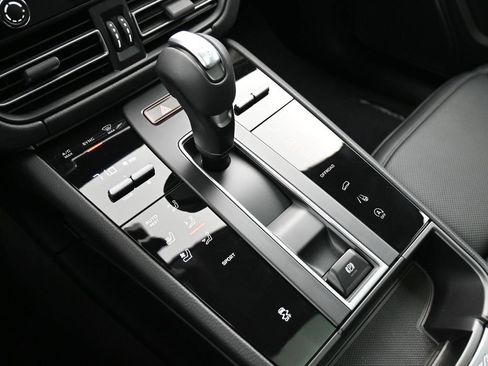 Certified 2026 Porsche Macan AWD/4WD image 22