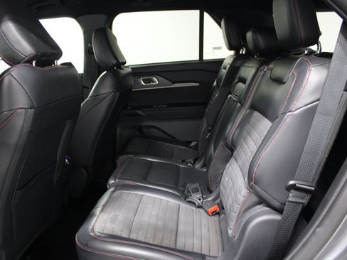 Used 2025 Ford Explorer ST-Line w/ ST-Line Street Pack AWD/4WD image 19