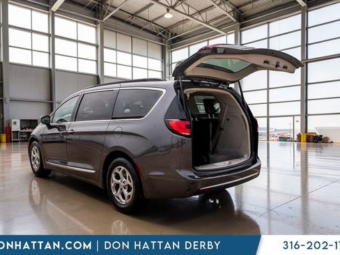 Used 2023 Chrysler Pacifica Limited image 31