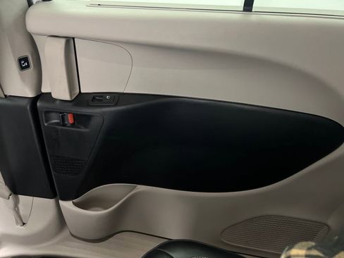 Used 2024 Chrysler Pacifica Touring-L image 26