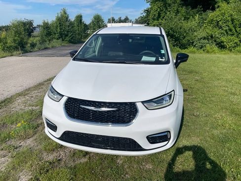 Used 2024 Chrysler Pacifica Touring-L AWD/4WD image 5