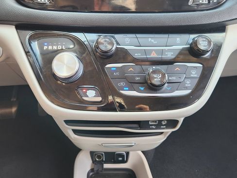 Used 2018 Chrysler Pacifica Touring-L FWD image 20