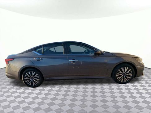 Used 2024 Nissan Altima 2.5 SV image 2