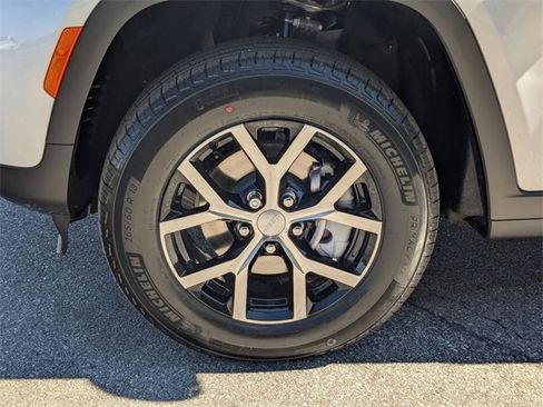 New 2025 Jeep Grand Cherokee Limited image 9
