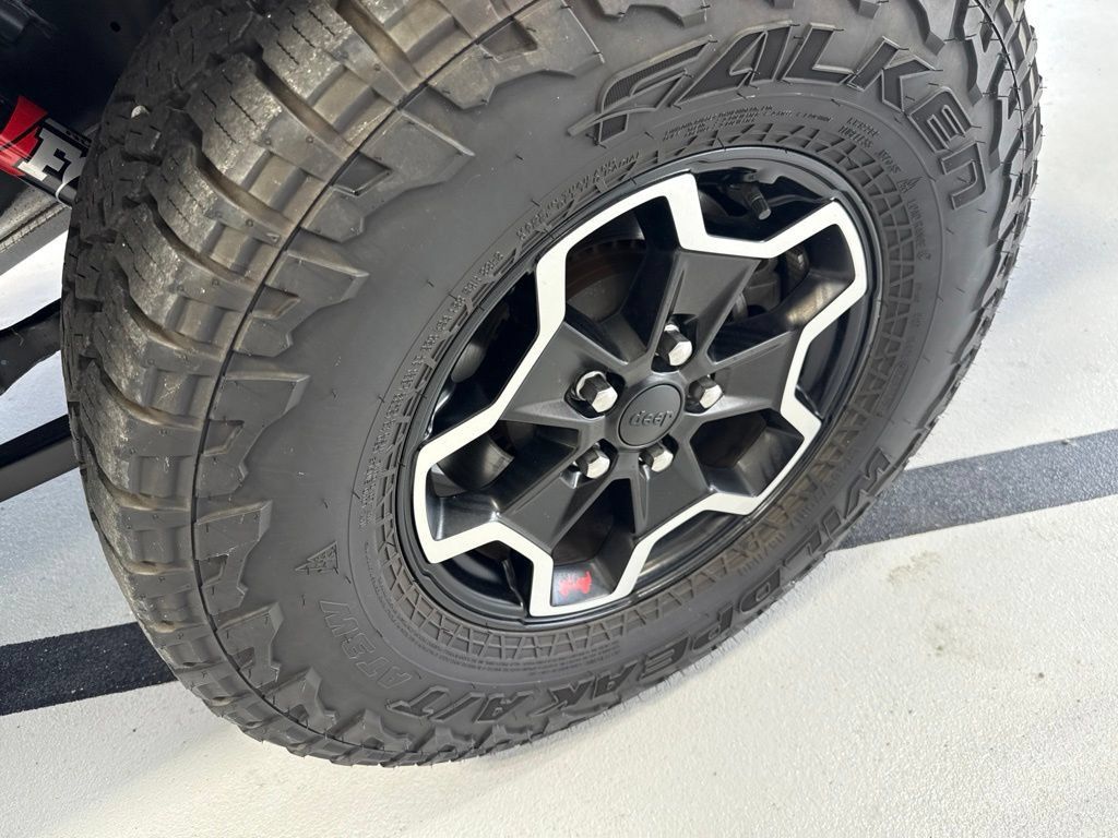 Used 2021 Jeep Gladiator Rubicon AWD/4WD image 11