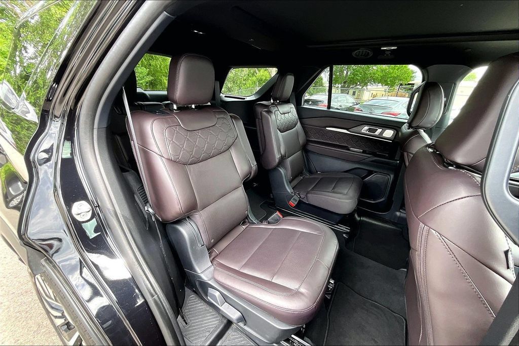 Used 2025 Ford Explorer Platinum w/ LUX Leather Package AWD/4WD image 36