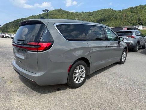 Used 2025 Chrysler Pacifica Select FWD image 3