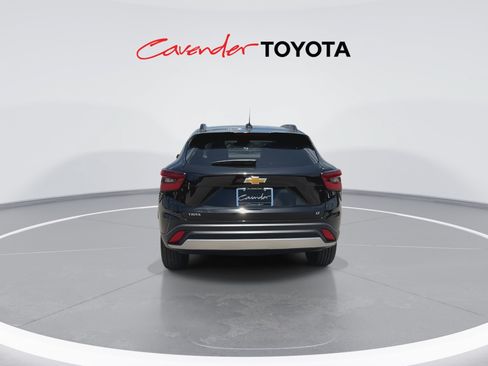 Used 2025 Chevrolet Trax LT w/ LT Convenience Package FWD image 7