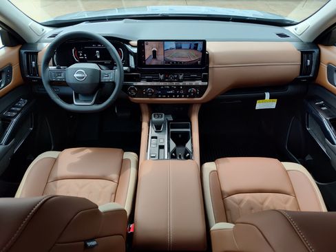 New 2026 Nissan Pathfinder Platinum FWD image 11