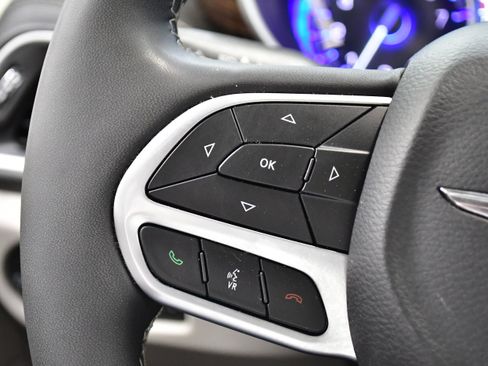 Used 2024 Chrysler Pacifica Limited FWD image 23