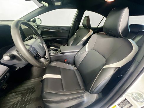 Used 2025 Toyota Camry SE w/ Convenience Package FWD image 14