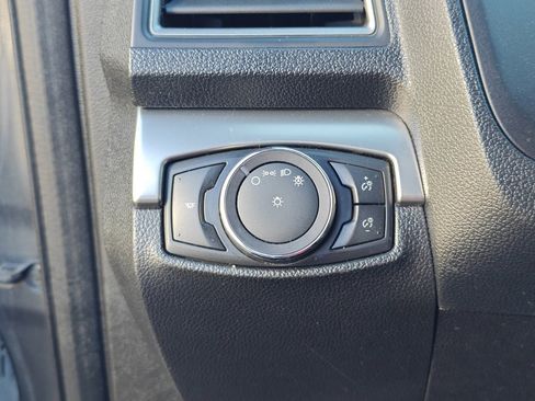 Used 2018 Ford Explorer XLT image 17