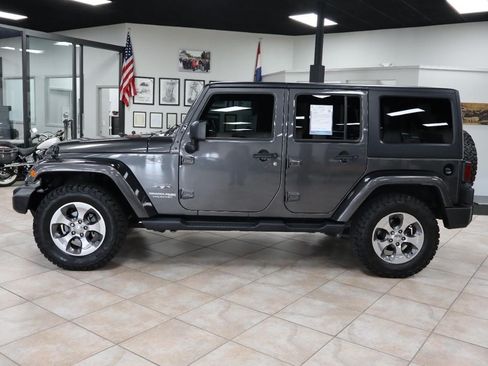 Used 2018 Jeep Wrangler Unlimited Sahara w/ Connectivity Group AWD/4WD image 3