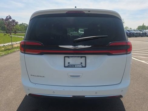 Used 2023 Chrysler Pacifica Touring-L FWD image 9