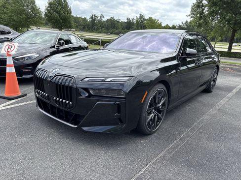 Used 2023 BMW i7 xDrive60 AWD/4WD image 13