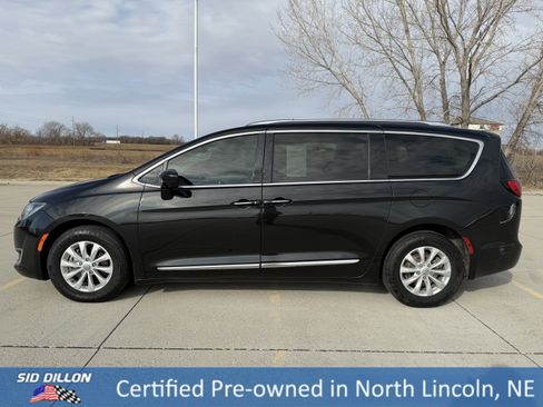 Used 2018 Chrysler Pacifica Touring-L Plus w/ Advanced Safetytec Group image 2