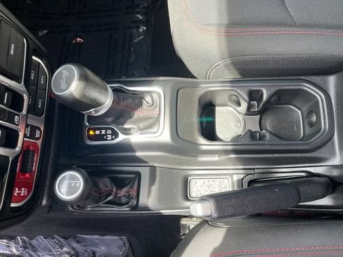 Used 2022 Jeep Wrangler Unlimited Rubicon w/ LED Lighting Group AWD/4WD image 8
