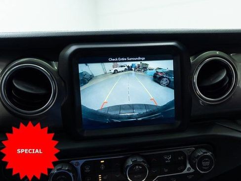 Used 2019 Jeep Wrangler Unlimited Sahara image 16