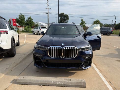 Used 2020 BMW X7 xDrive40i w/ M Sport Package AWD/4WD image 2
