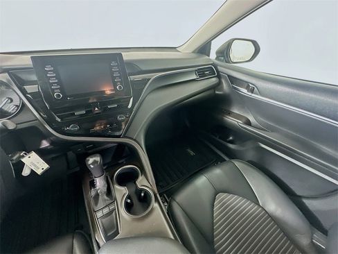 Used 2022 Toyota Camry SE image 11