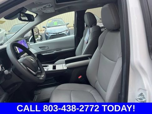 Used 2026 Toyota Sienna XLE FWD image 8