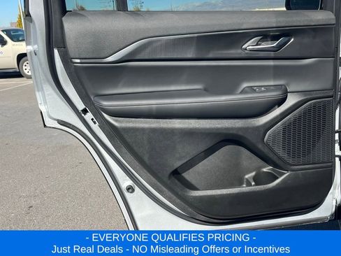 New 2025 Jeep Grand Cherokee L Laredo image 22