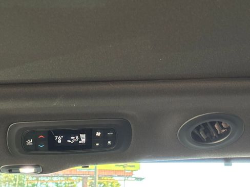 Used 2025 Chrysler Pacifica Limited image 24