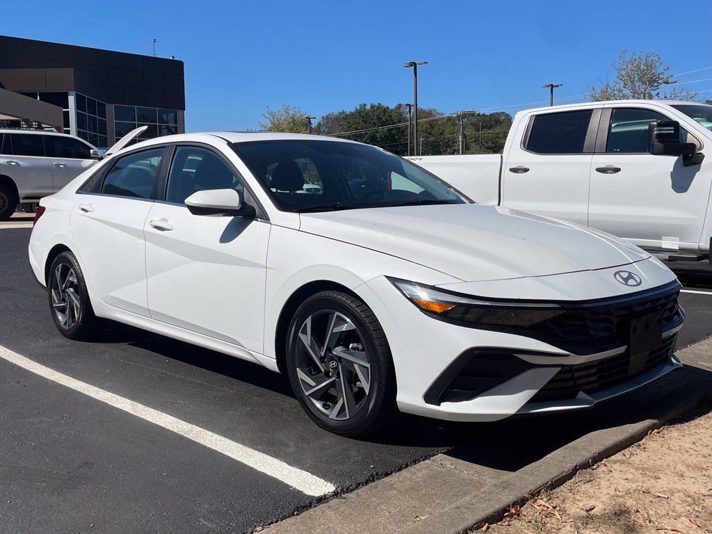 Used 2025 Hyundai Elantra SEL FWD image 3