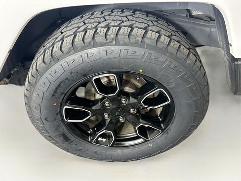 Used 2017 Jeep Wrangler Unlimited Sahara image 11