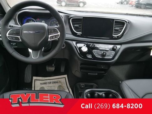 New 2026 Chrysler Pacifica Select image 45