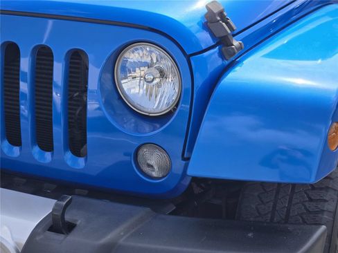 Used 2015 Jeep Wrangler Unlimited Sahara w/ Connectivity Group AWD/4WD image 10