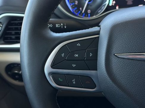 Used 2024 Chrysler Pacifica Touring-L FWD image 29