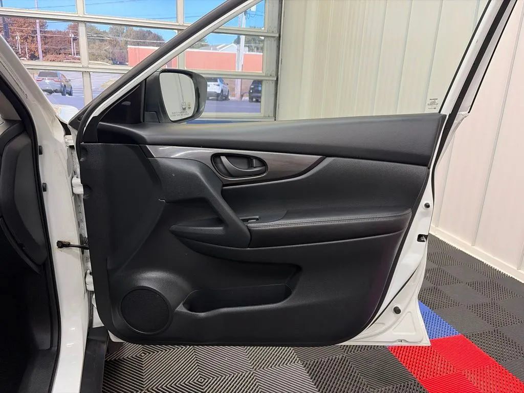 Used 2019 Nissan Rogue S FWD image 19
