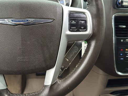 Used 2016 Chrysler Town & Country Touring image 16