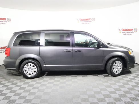 Used 2018 Dodge Grand Caravan SE FWD image 3