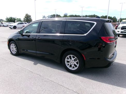 Used 2024 Chrysler Pacifica Touring-L FWD image 3