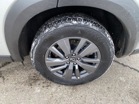 Used 2024 Nissan Pathfinder SV image 13