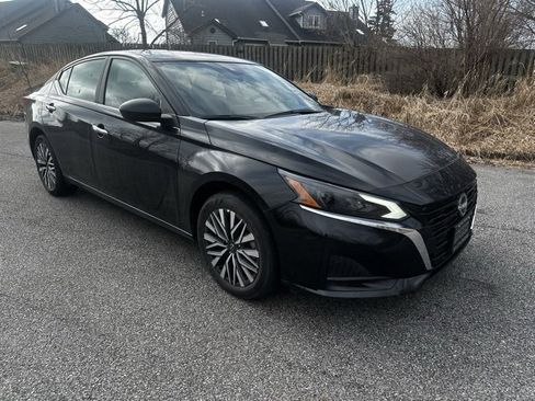 Used 2025 Nissan Altima 2.5 SV image 3