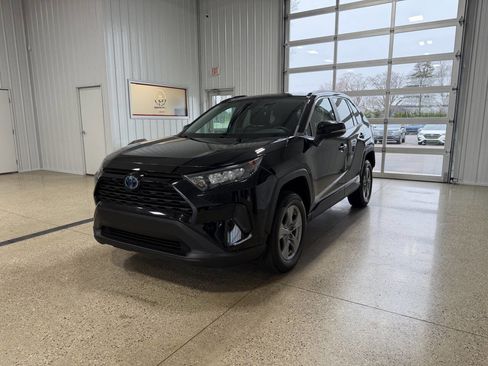 Used 2022 Toyota RAV4 LE image 2